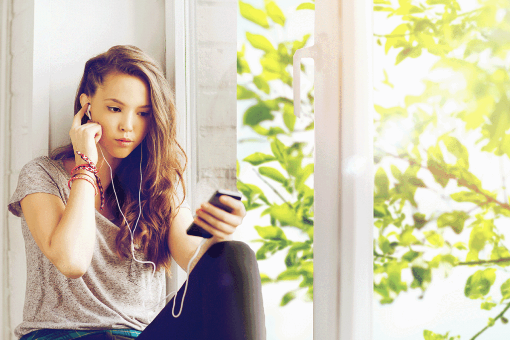 Teenager looking using her phone at the Jupiter counseling office of Jupiter Community Counseling